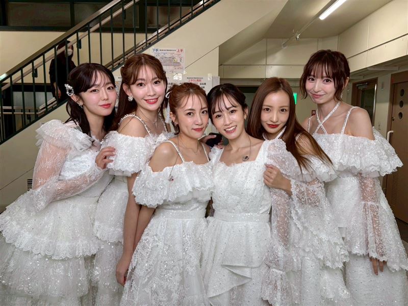 AKB48當年最紅的「神7缺1」難得合體。（圖／翻攝自峯岸南 X）