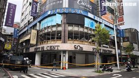 板橋府中商圈「定食8」氣爆現場已拉起封鎖線。（圖／記者莊淇鈞攝影）