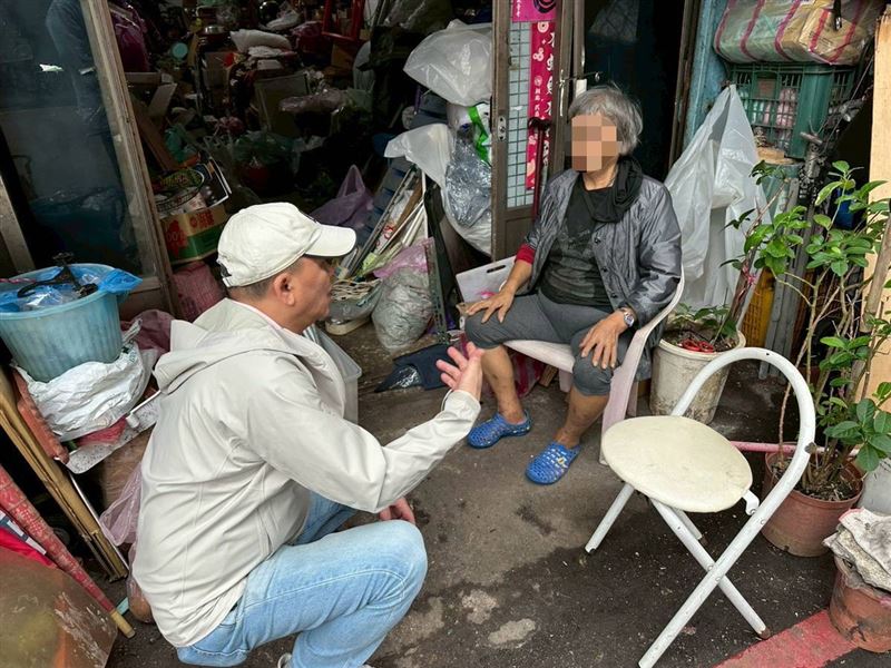 「一餐吞一鍋飯」！重度精障姊弟暴力討食，孝女阿香獨撐20年，悲痛不捨過已過70歲的爸爸媽媽媽也被打。（圖／《愛的延續》公益協會提供）