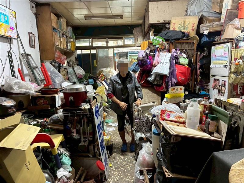 「一餐吞一鍋飯」！重度精障姊弟暴力討食，孝女阿香獨撐20年，悲痛不捨過已過70歲的爸爸媽媽媽也被打。（圖／《愛的延續》公益協會提供）