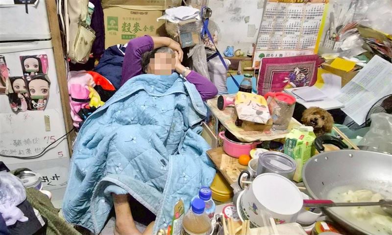 「一餐吞一鍋飯」！重度精障姊弟暴力討食，孝女阿香獨撐20年，悲痛不捨過已過70歲的爸爸媽媽媽也被打。（圖／《愛的延續》公益協會提供）