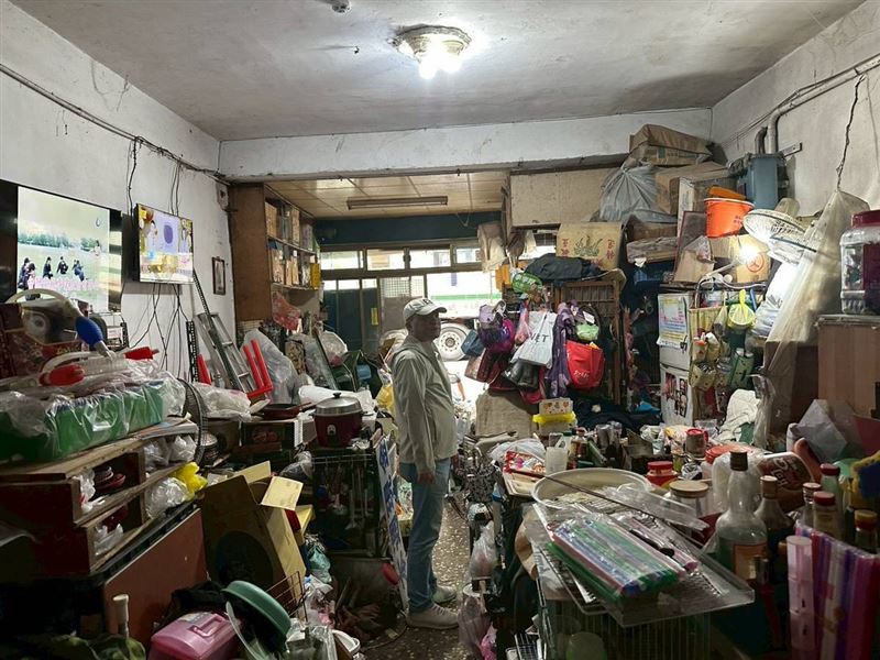 「一餐吞一鍋飯」！重度精障姊弟暴力討食，孝女阿香獨撐20年，悲痛不捨過已過70歲的爸爸媽媽媽也被打。（圖／《愛的延續》公益協會提供）