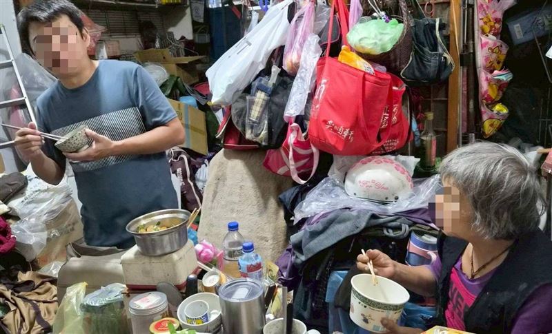 「一餐吞一鍋飯」！重度精障姊弟暴力討食，孝女阿香獨撐20年，悲痛不捨過已過70歲的爸爸媽媽媽也被打。（圖／《愛的延續》公益協會提供）