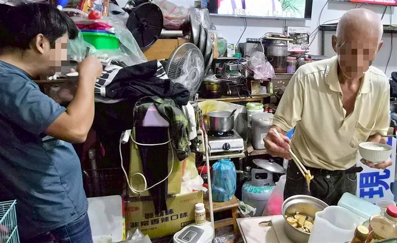 「一餐吞一鍋飯」！重度精障姊弟暴力討食，孝女阿香獨撐20年，悲痛不捨過已過70歲的爸爸媽媽媽也被打。（圖／《愛的延續》公益協會提供）