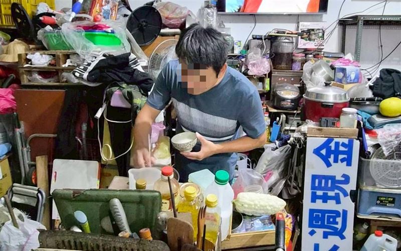 「一餐吞一鍋飯」！重度精障姊弟暴力討食，孝女阿香獨撐20年，悲痛不捨過已過70歲的爸爸媽媽媽也被打。（圖／《愛的延續》公益協會提供）