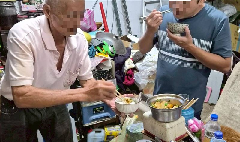 「一餐吞一鍋飯」！重度精障姊弟暴力討食，孝女阿香獨撐20年，悲痛不捨過已過70歲的爸爸媽媽媽也被打。（圖／《愛的延續》公益協會提供）