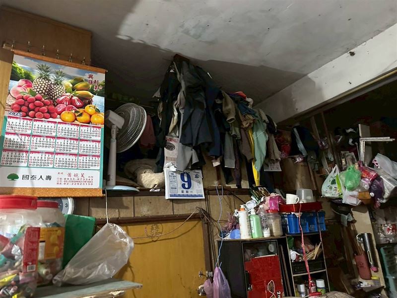 「一餐吞一鍋飯」！重度精障姊弟暴力討食，孝女阿香獨撐20年，悲痛不捨過已過70歲的爸爸媽媽媽也被打。（圖／《愛的延續》公益協會提供）