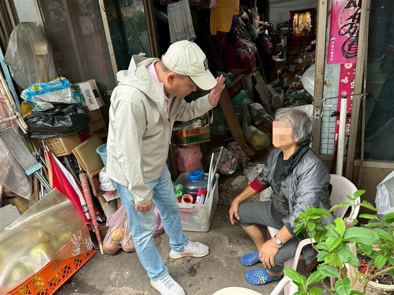 「一餐吞一鍋飯」！重度精障姊弟暴力討食，孝女阿香獨撐20年，悲痛不捨過已過70歲的爸爸媽媽媽也被打。（圖／《愛的延續》公益協會提供）