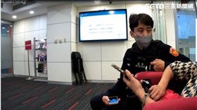 北市天母所長陳鍵頡對著王女講解詐騙話術。（圖／翻攝畫面）