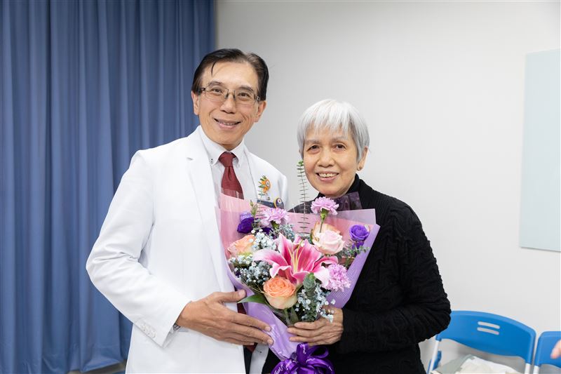陽明交大醫院院長黃志賢贈花祝福74歲患者宋女士。（圖／陽明交大醫院提供）
