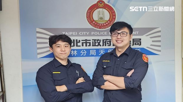 北市天母所長陳鍵頡（左）對著王女講解詐騙話術。（圖／翻攝畫面）