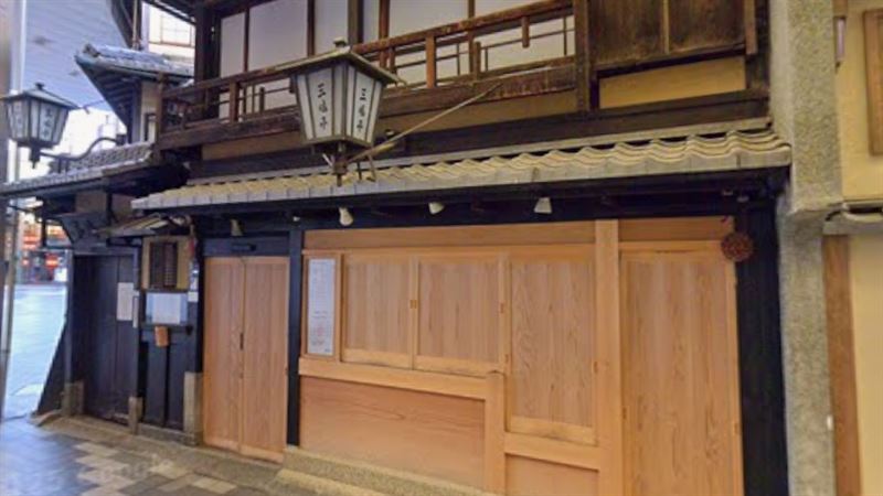 有網友日前到京都壽喜燒名店「三嶋亭」用餐，該店特別講究用餐禮儀，但有2位中國女子不但未依規定，還自稱自己「來自台灣」，讓人超傻眼。（圖／翻攝自Google Maps）