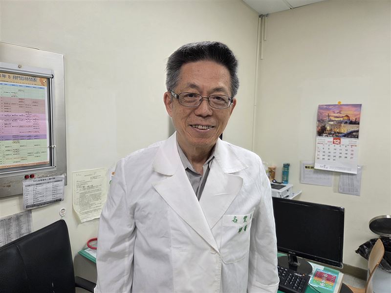 前署立桃園醫院院長何豐名教授行醫40年退而不休,行醫奉獻。(圖/桃園電子報提供)