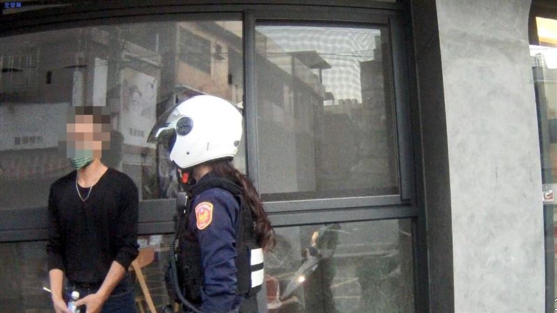 員警於附近發現翁男的機車，研判他會來牽車，於周邊進行埋守。（圖／桃園電子報提供）