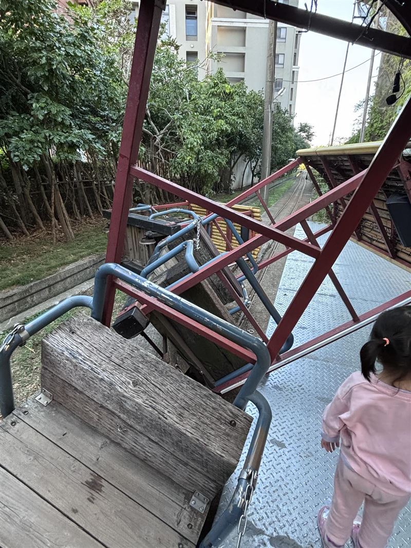 新竹市知名「槺榔驛小火車」翻車。（圖／網友pen_pineapple_apple_pen7授權提供）