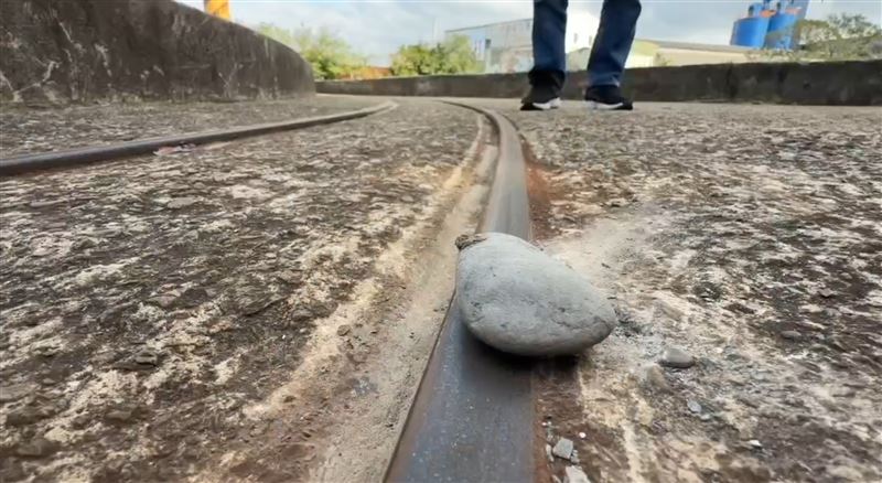 里長林再興和志工事後巡軌，發現軌道旁有三處被擺放石頭。（圖／記者張浩譯攝影）