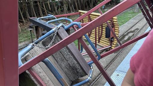 新竹知名「小火車」翻覆　竟是孩「搞軌」