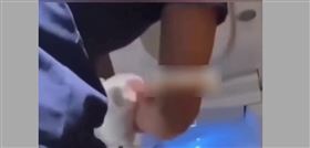 嚇歪！中國五星酒店驚爆用洗臉毛巾擦馬桶（圖／翻攝畫面）