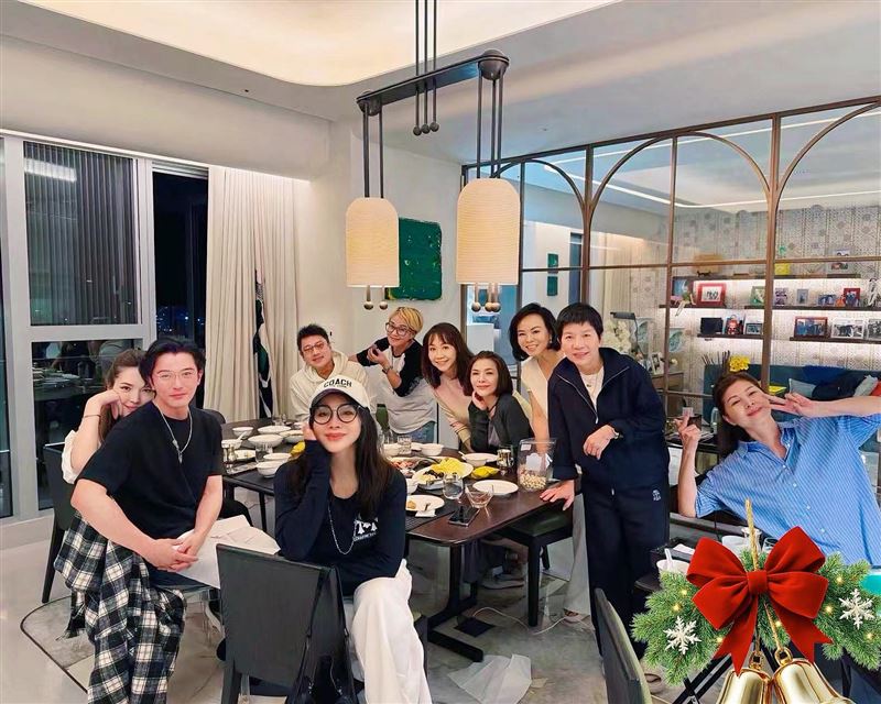 陳美鳳透露一行人受張清芳邀請，到她家裡作客，剛舉辦完婚禮的許瑋甯與邱澤夫妻也一起出席。（圖／翻攝自臉書）