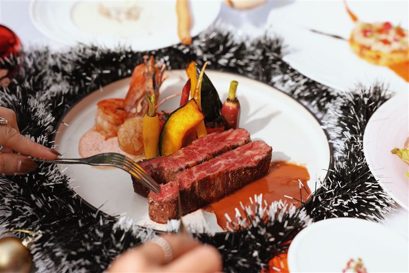 老爺小花園聖誕套餐-美國老饕牛排&amp;老虎蝦干貝佐明太子醬。（圖／老爺小花園提供）