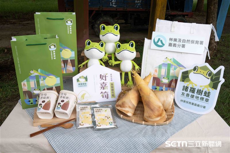 為了有效提升農民收益並將保育成果連結至市場，林業及自然保育署嘉義分署不僅推出「諸羅樹蛙友善標章」認證，確保農產品的生態價值與品質，更進一步設計諸羅樹蛙布偶等多樣化周邊商品，藉由可愛的形象與文創魅力，大幅提高民眾的購買意願與支持力度，讓「消費即保育」的理念得以落實。（圖／嘉義分署授權提供）
