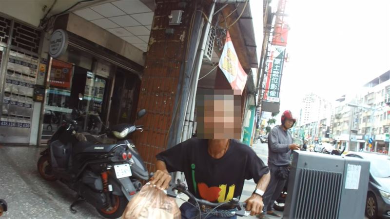 魏姓阿伯短短1個月內已違規5次，且都是栽在警員林志誠手裡。（圖／翻攝畫面）