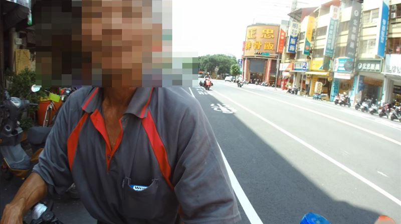 員警盤查魏姓阿伯時，都發現他不僅有酒容、有酒味。（圖／翻攝畫面）