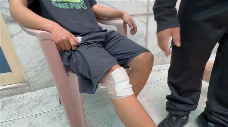 當時和外婆坐在後座的外孫，想到當天的意外還是猛掉淚。（圖／翻攝畫面）