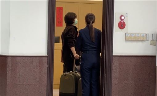 徐巧芯婆婆現身幫女兒辦保　杜秉澄還押