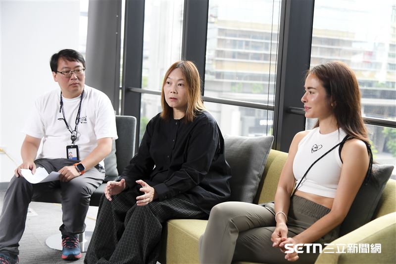 《人生幹大事》節目製作人陳鉦錩(左)、前節目監製黃曉玫(中)、節目主持人雷艾美(右)，暢聊《上山吧!台灣隊》製作點滴