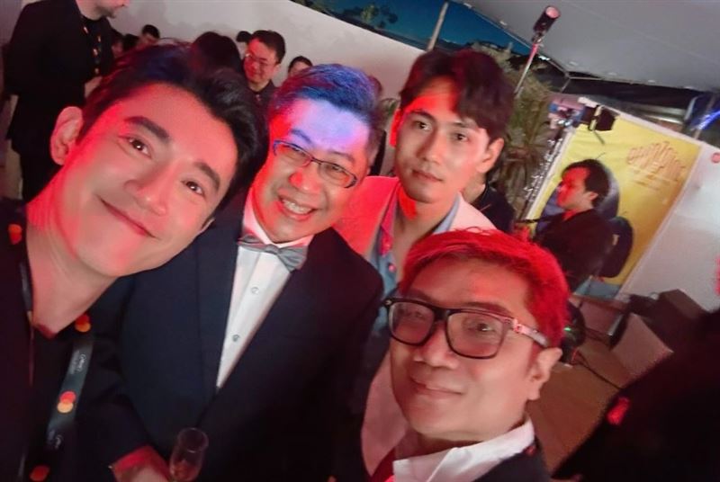 網友立刻把焦點放在與程青松（右）合照的藝人身分，陳柏霖與吳慷仁（左） ，認為在敏感政治氛圍下與爭議人物合影，代表「立場模糊」。（圖／翻攝自Threads）