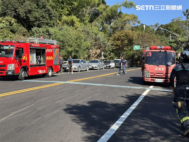 警方組成專案小組,將蔡男帶往棄屍地尋找遺體中。不過搜尋一下午均無斬獲也找不到被棄屍婦人的屍體。(圖/翻攝畫面)