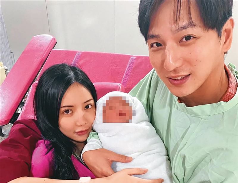 2021年1月,小煜的大兒子出生,小煜分享一家三口合照。(翻攝自小煜IG)(圖/XXX提供)