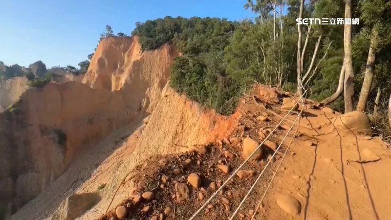 火炎山這一段山路緊鄰懸崖，一條繩索之隔便是地獄