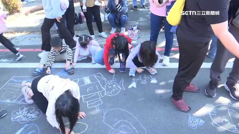 立委黃秀芳舉辦馬路封街塗鴉親子活動