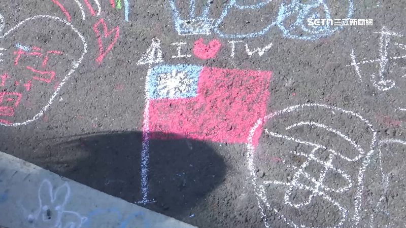 大朋友小朋友開心在馬路上作畫