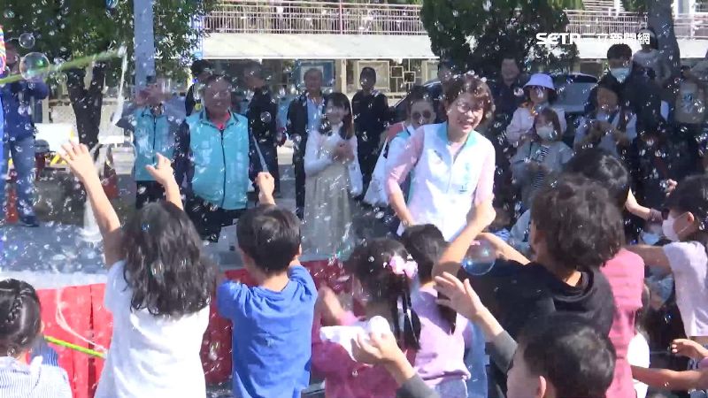 塗鴉派對現場還規劃玩泡泡等活動