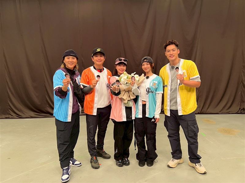 王仁甫（右起）、孫協志、峮峮、豆花妹（蔡黃汝）、許孟哲合作主持《飢餓遊戲》多年。（圖／翻攝自《飢餓遊戲》臉書）