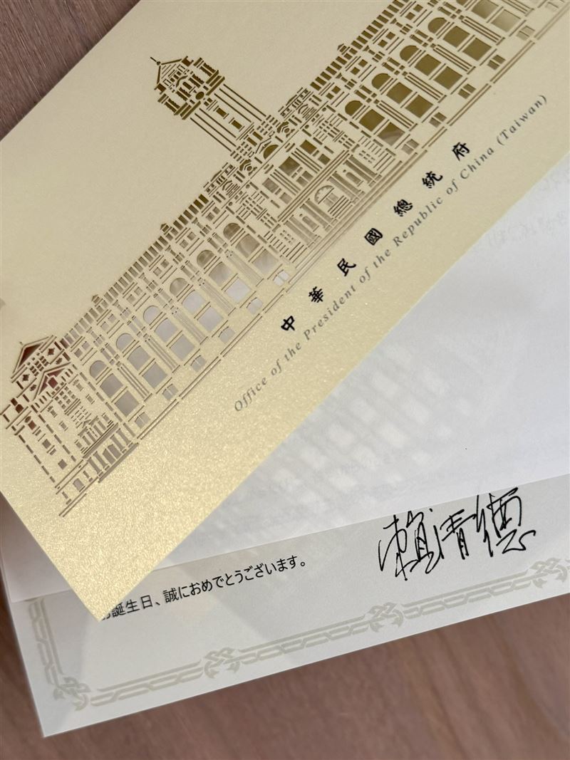 奈良美智上傳賴清德寄的生日賀卡，笑說自己是同年出生的。（圖／翻攝自奈良美智X帳號）