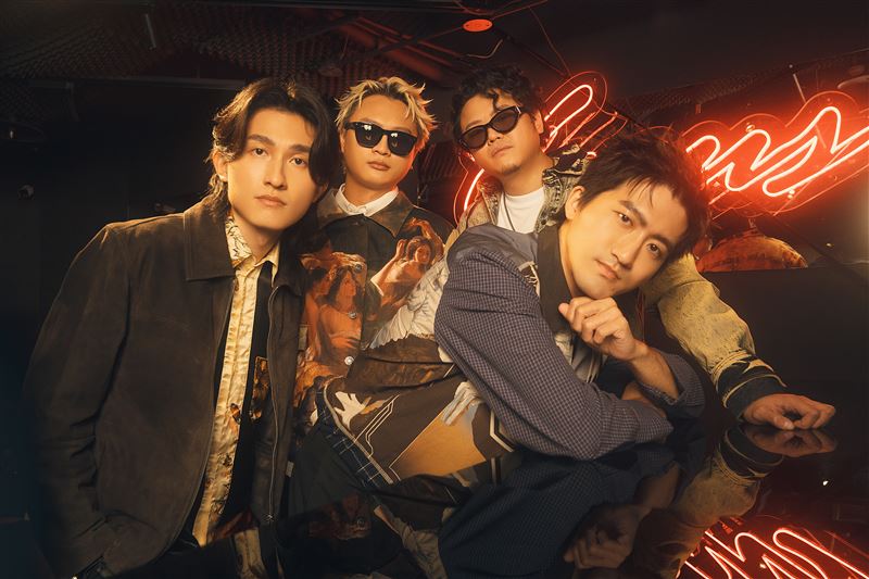 「冰球樂團」左起士捷、Nelson、王，前排為蒙。（圖／何樂音樂提供）