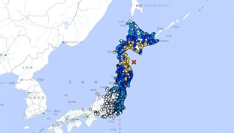 日本青森縣東方外海台北時間10時15分發生規模7.6強震，震源深度50公里。(圖／日本氣象廳)