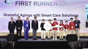 由蕭副總統頒發FIRST RUNNER_UP獎項
學生由右至左:
右2:台北市私立延平中學七年級蘇子淳
右3:台北市私立復興實驗小學五年級賴宇瑤
右4:台北市私立復興實驗小學五年級馬柏霖
右5:台北市私立薇閣中學七年級謝欣愷
右6:台北美國學六年級丁肇安