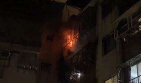 北市內湖公寓深夜惡火！4樓狂燒竄火舌　一度傳出住戶受困