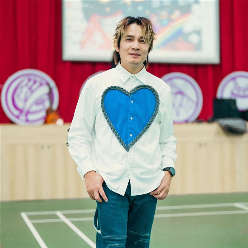 羅文裕將生活中的「火車」、「故事屋」、「烏克麗麗」寫進歌詞。(圖/大賞門文化提供)