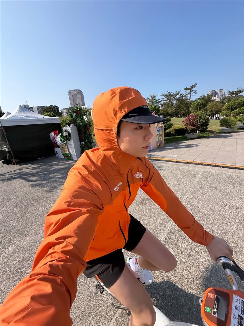 朴寶劍終於在高雄成功騎到 YouBike。(圖/翻攝自IG @bogummy)
