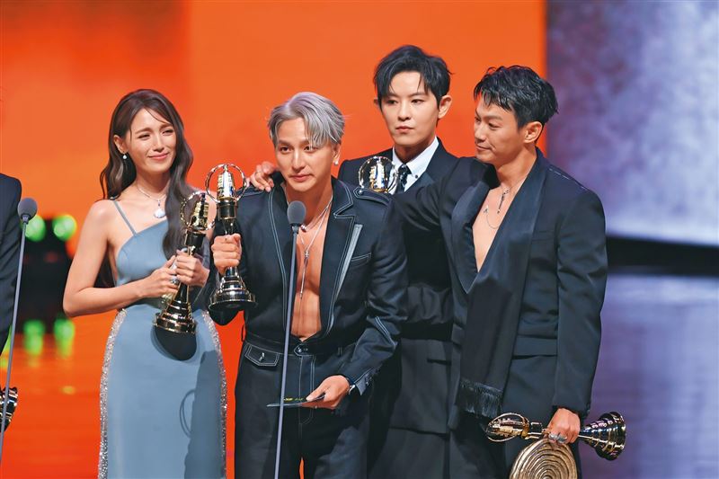 棒棒堂小煜(左二)10月才在金鐘獎舞台上對兒子感性發言,沒想到當時他已和老婆離婚。左起為朵拉、敖犬與威廉。(三立提供