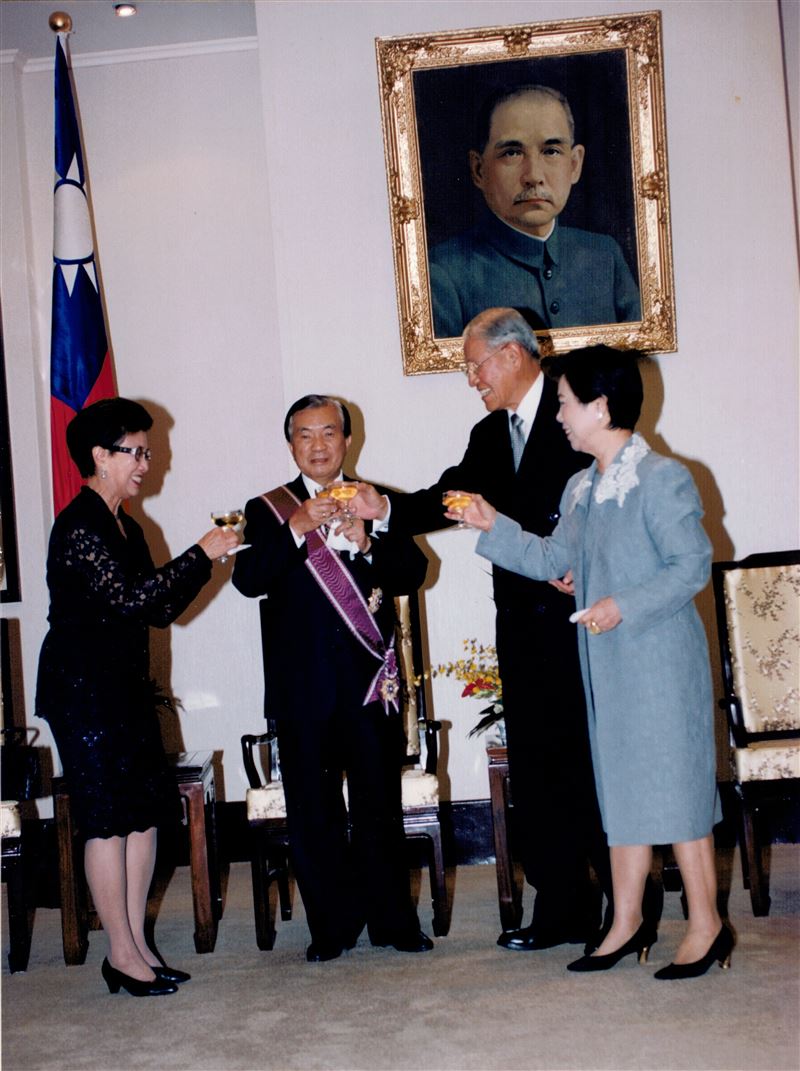台大心臟權威連文彬逝世。圖為2000年時任總統李登輝頒發三等景星勳章予連文彬教授。(圖/翻攝自財團法人厚生基金會)