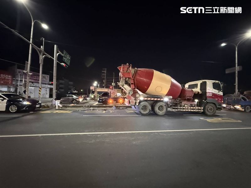 目擊者心有餘悸還原現場,表示「好好的一個人,三秒過後腳就沒了,留下一地的碎肉」。(圖/翻攝畫面)