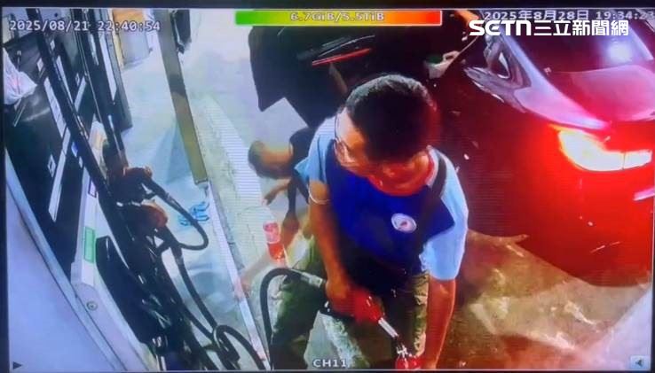 共犯於案發前一天,前往左營區加油站以水桶購買焚車滅證用的汽油。(圖/翻攝畫面)