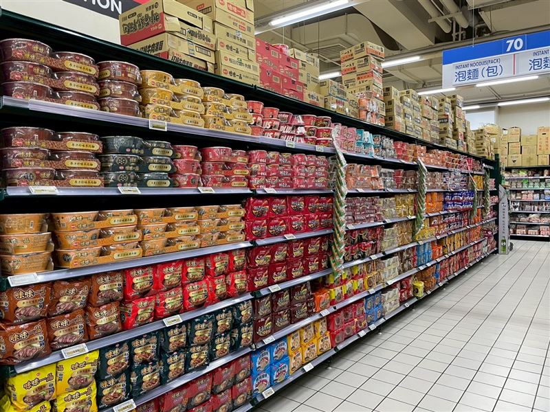 家樂福公布《2025年度國產泡麵排行榜》,由「三大國民經典」穩坐年度前3名。(圖/家樂福提供)